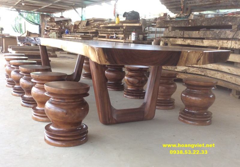 Ghế đôn gỗ nguyên khối kết họp với bàn dài